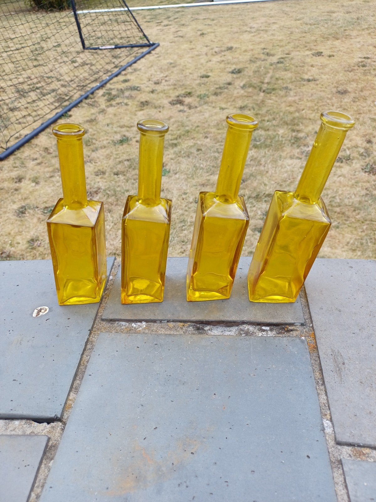Set van 4 sfeervolle gele glazen flessen / vazen, Maison & Meubles, Accessoires pour la Maison | Vases, Comme neuf, Jaune, Verre