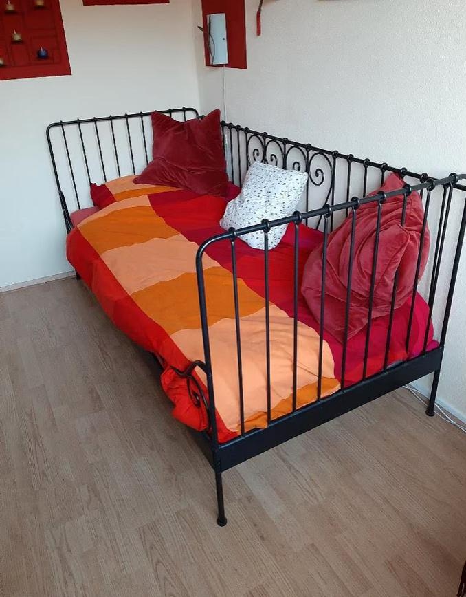 Ikea bedbank zwart metaal 90x200, Ophalen, Zo goed als nieuw, Matras