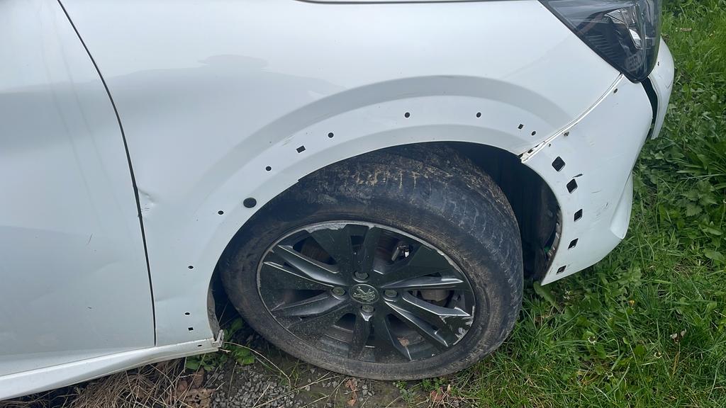 208 electrique accidentée 7500 euros, Auto's, Peugeot, Wit, Elektrisch, Berline, 5 deurs