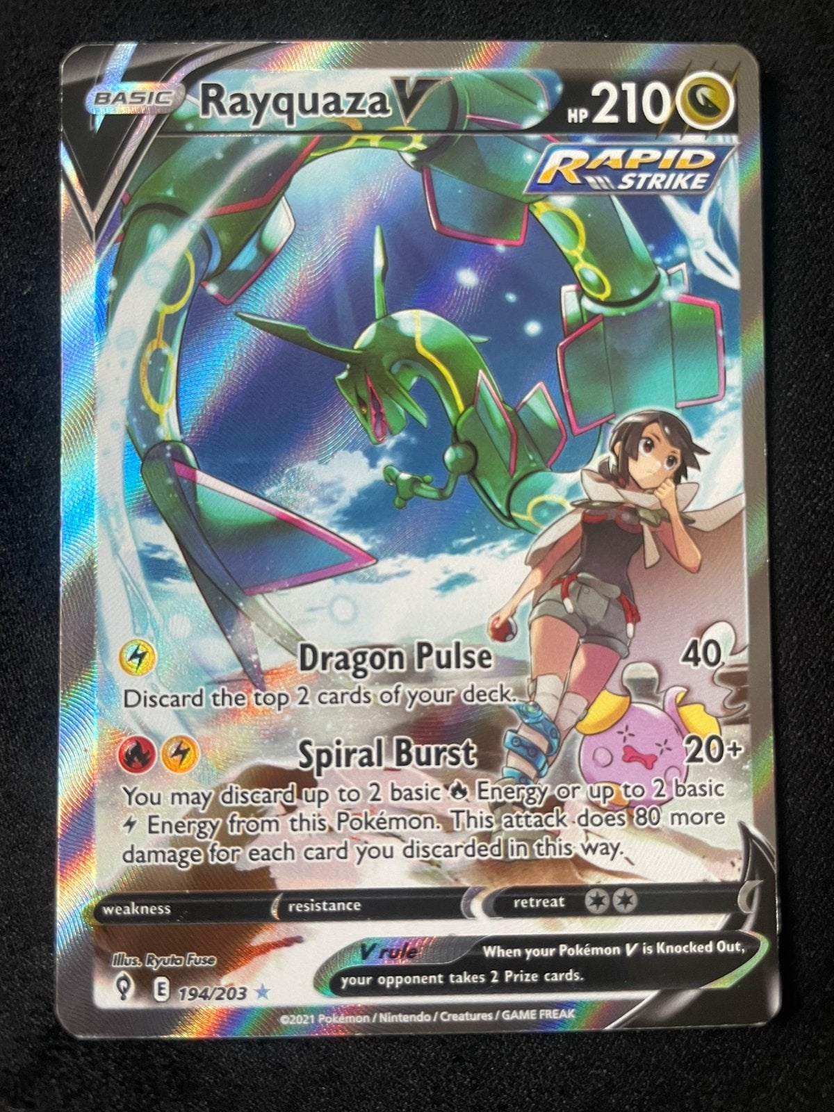 Light Played Rayquaza V Evolving Skies, Hobby en Vrije tijd, Ophalen of Verzenden, Zo goed als nieuw, Meerdere kaarten