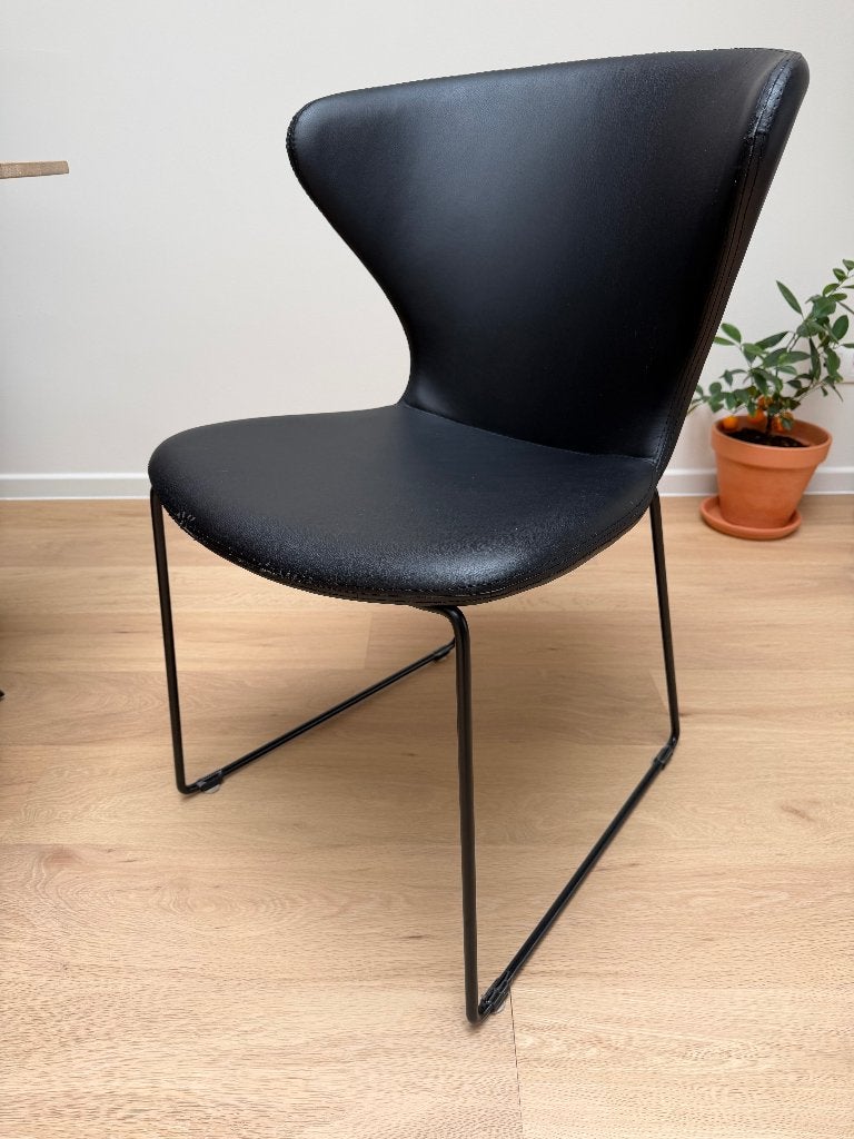 6 zwarte stoelen en een eenzits loungestoel, Huis en Inrichting, Ophalen, Gebruikt, Zwart, Vijf, Zes of meer stoelen