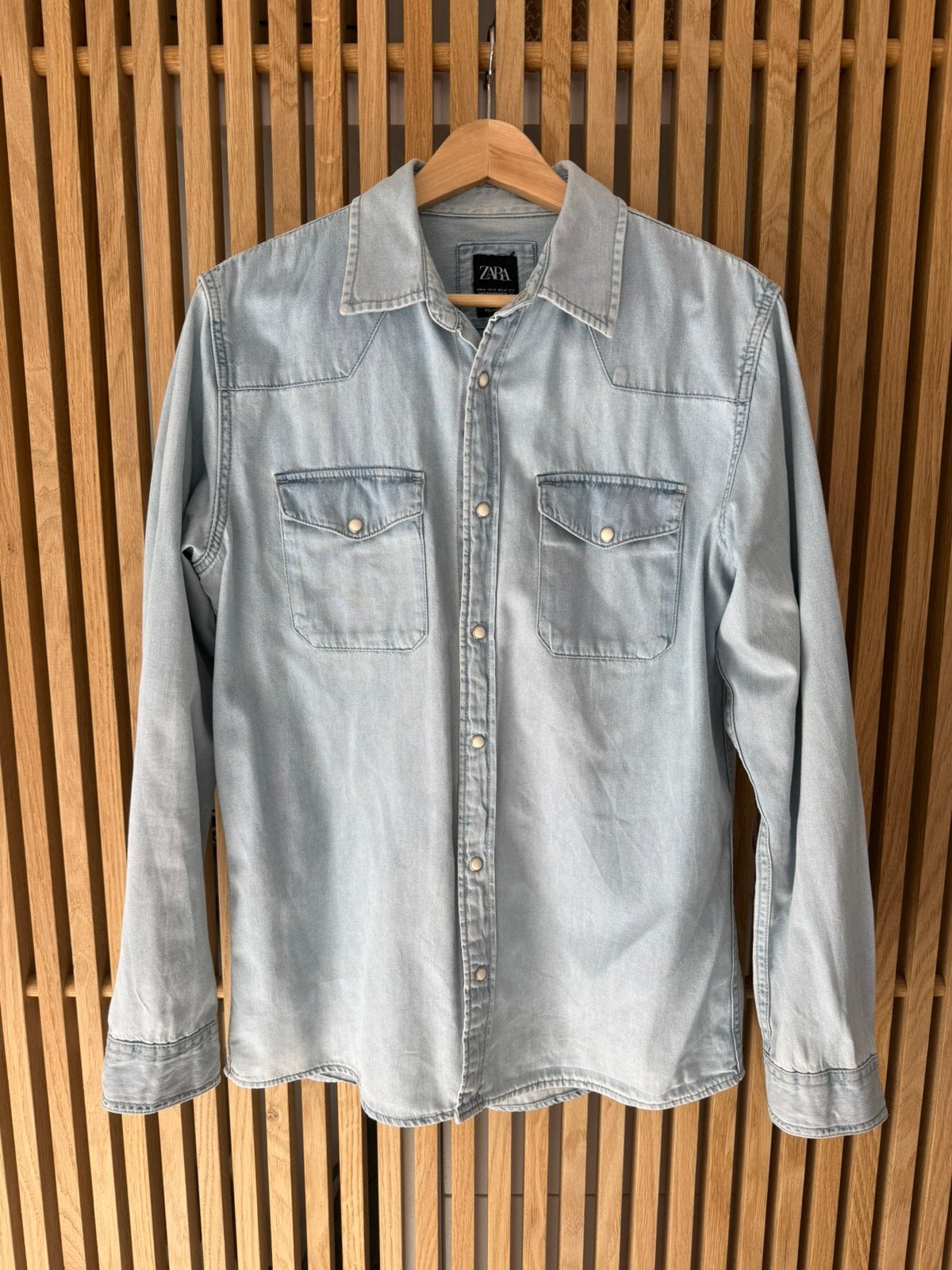 Lichtblauw jeanshemd Zara medium, Vêtements | Hommes, Chemises, Enlèvement ou Envoi, Comme neuf, Bleu