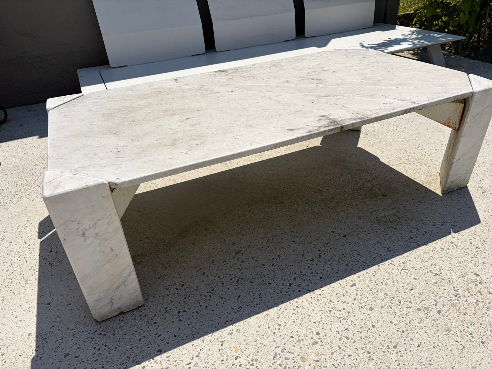Carara marmeren salontafel, Ophalen
