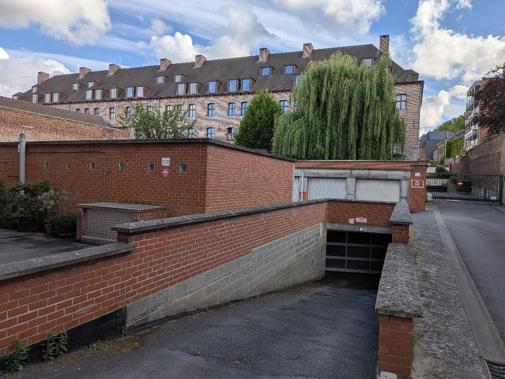 Tournai, à louer garage sécurisé rue de la Madeleine, Immo, Garages & Places de parking, Tournai