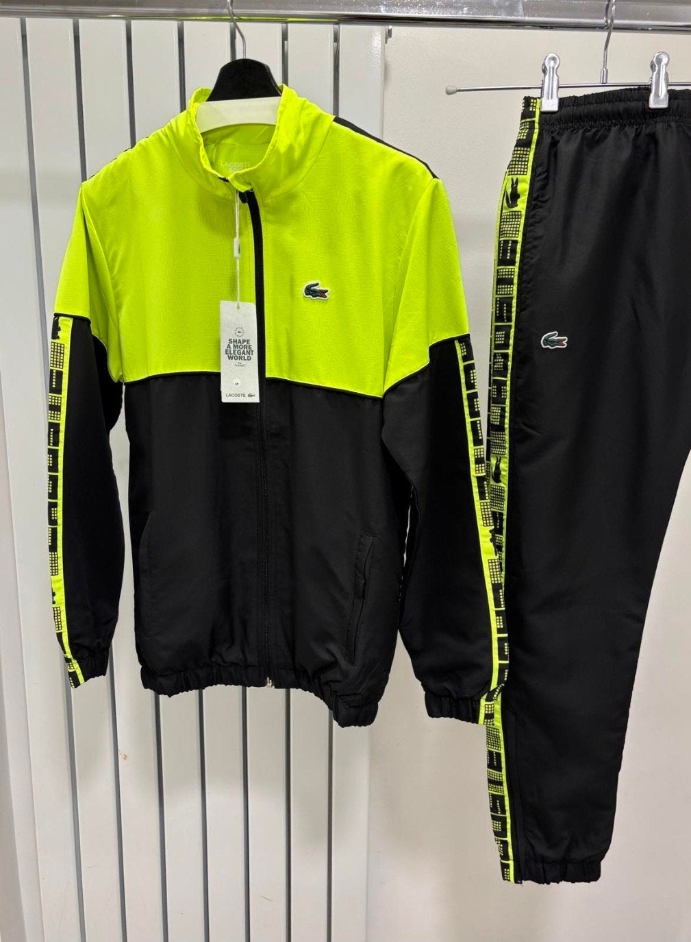Ensemble lacoste, Vêtements | Hommes, Vêtements de sport, Enlèvement ou Envoi, Neuf