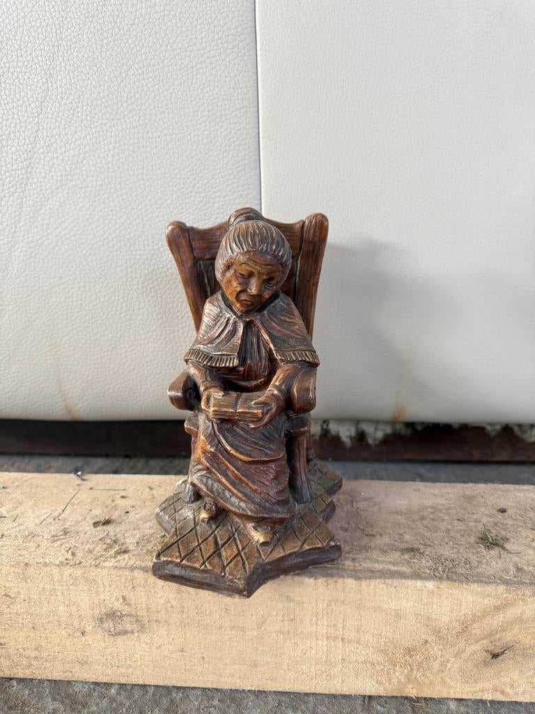 Vieille femme lisant sur une chaise, Enlèvement, Comme neuf