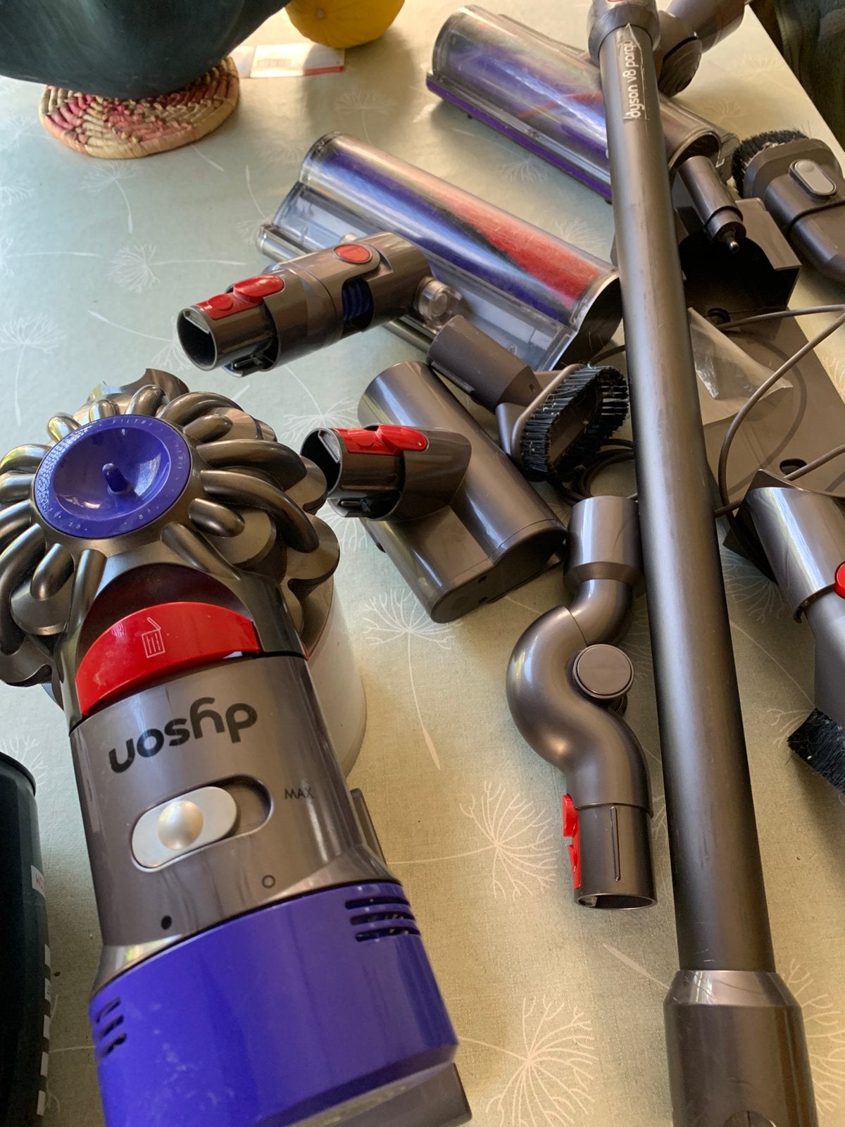 Aspirateur balai Dyson V8 avec accessoires, Electroménager, Réservoir, Aspirateur balai, Comme neuf, Enlèvement