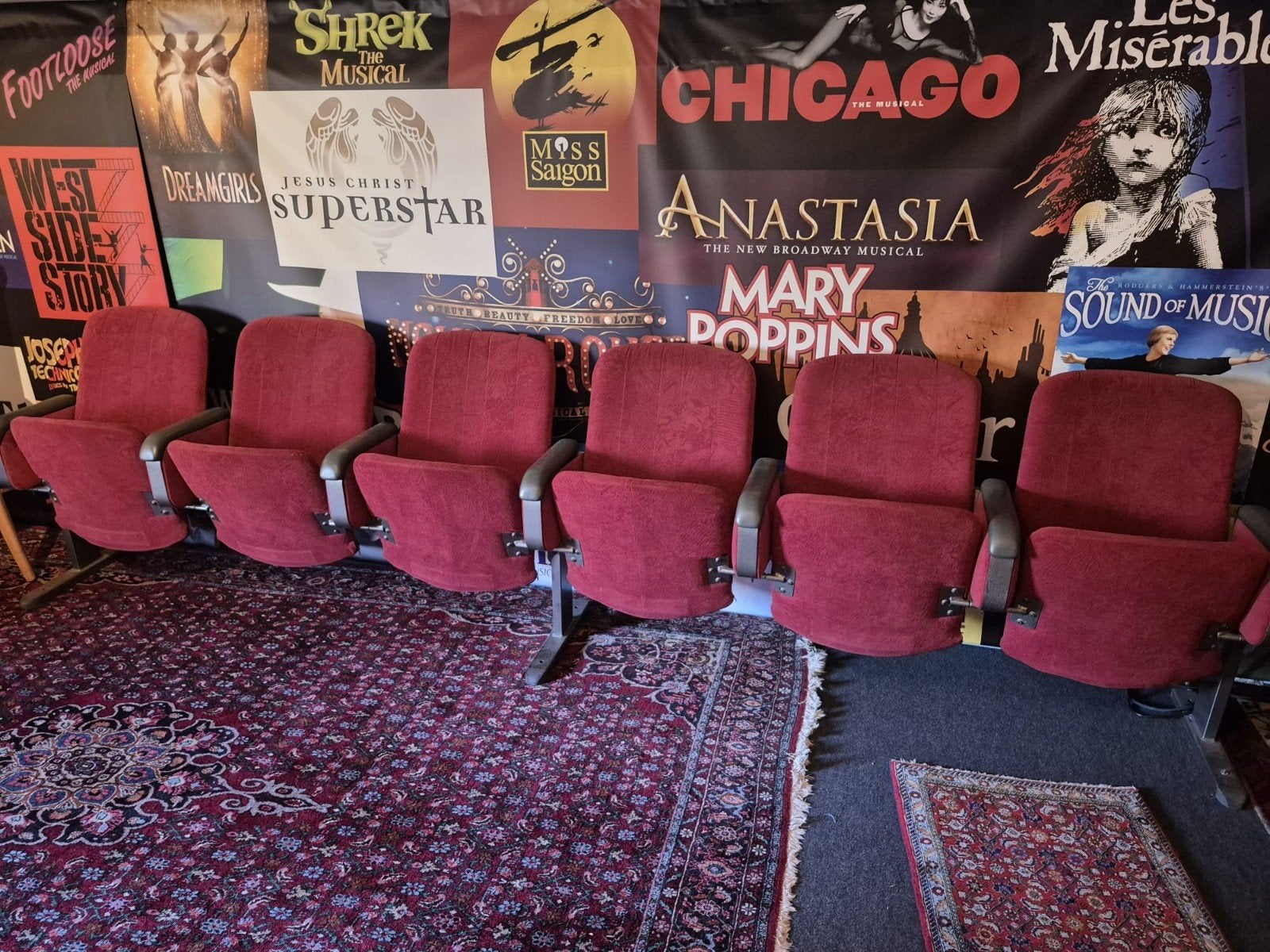 Theaterstoelen, Enlèvement