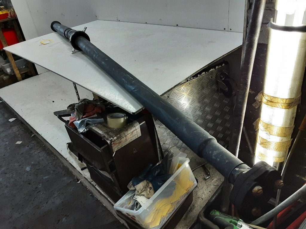 ARBRE DE TRANSMISSION ( PROPULSION ) X2 (F39) (860587810), Utilisé, BMW, Petuelring 130
80809  München, DE, Bayerische Motoren Werke AG