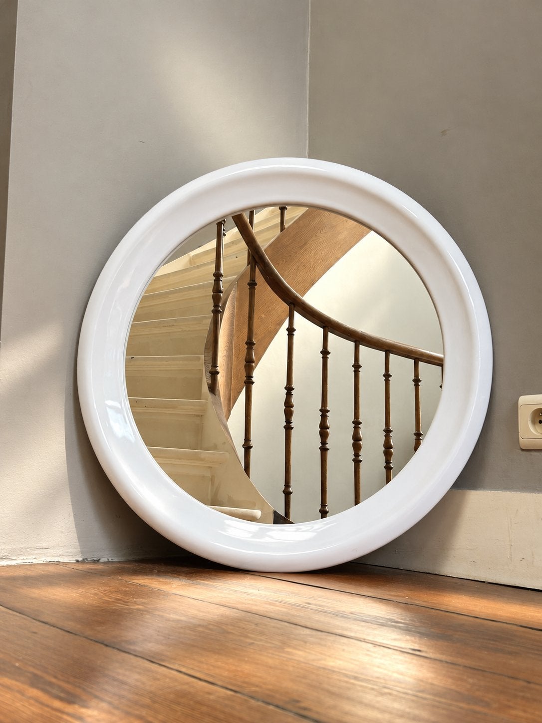 Miroir rond vintage avec large cadre blanc, Maison & Meubles, Enlèvement ou Envoi, Moins de 100 cm, Rond, Comme neuf