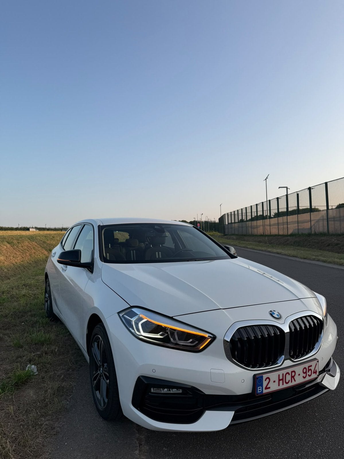 BMW 118i Sportline 06/2023 Automaat 51.000KM, Auto's, Bi-Xenon koplampen, 1 Reeks, Leder en Stof, Wit