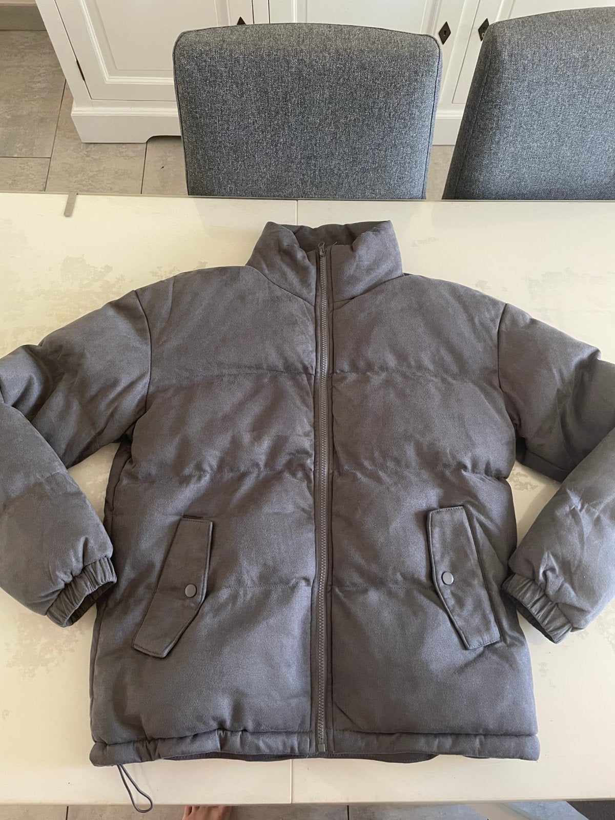 De getoonde jas is een grijze suede-look, Kleding | Heren, Ophalen, Zo goed als nieuw, Maat 48/50 (M), Grijs