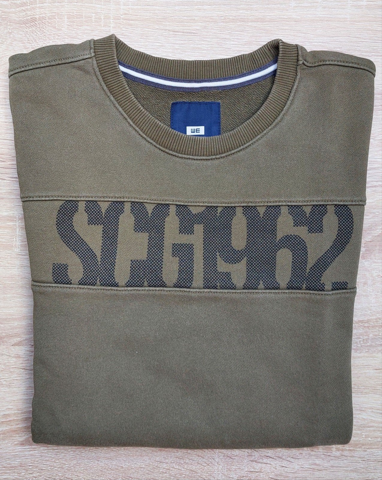 Mooie, mosgroene sweater - merk WE - maat XS = 170 = 16 jaar, Enfants & Bébés, Vêtements enfant | Taille 170, Garçon, WE, Enlèvement ou Envoi