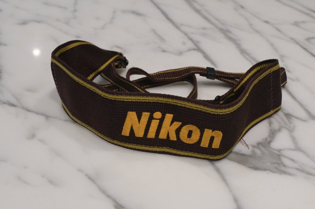 Bracelet Nikon bordeaux, TV, Hi-fi & Vidéo, Enlèvement ou Envoi, Utilisé, Nikon, Autres types