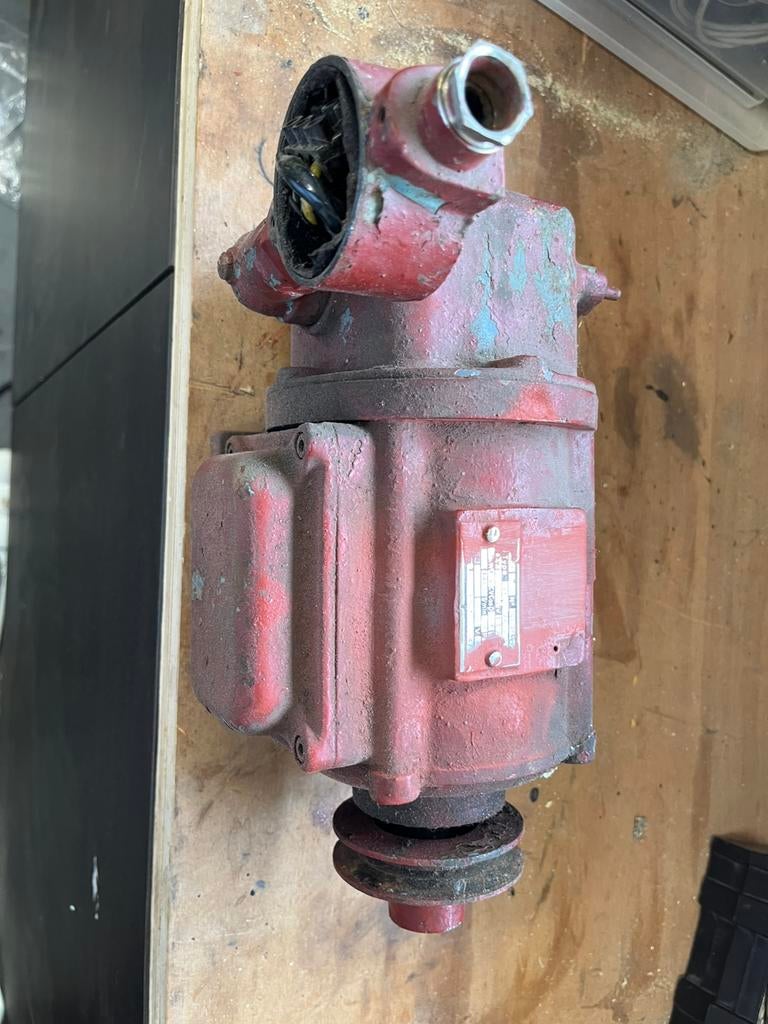 Tokheim elektromotor brandstofpomp, Ophalen