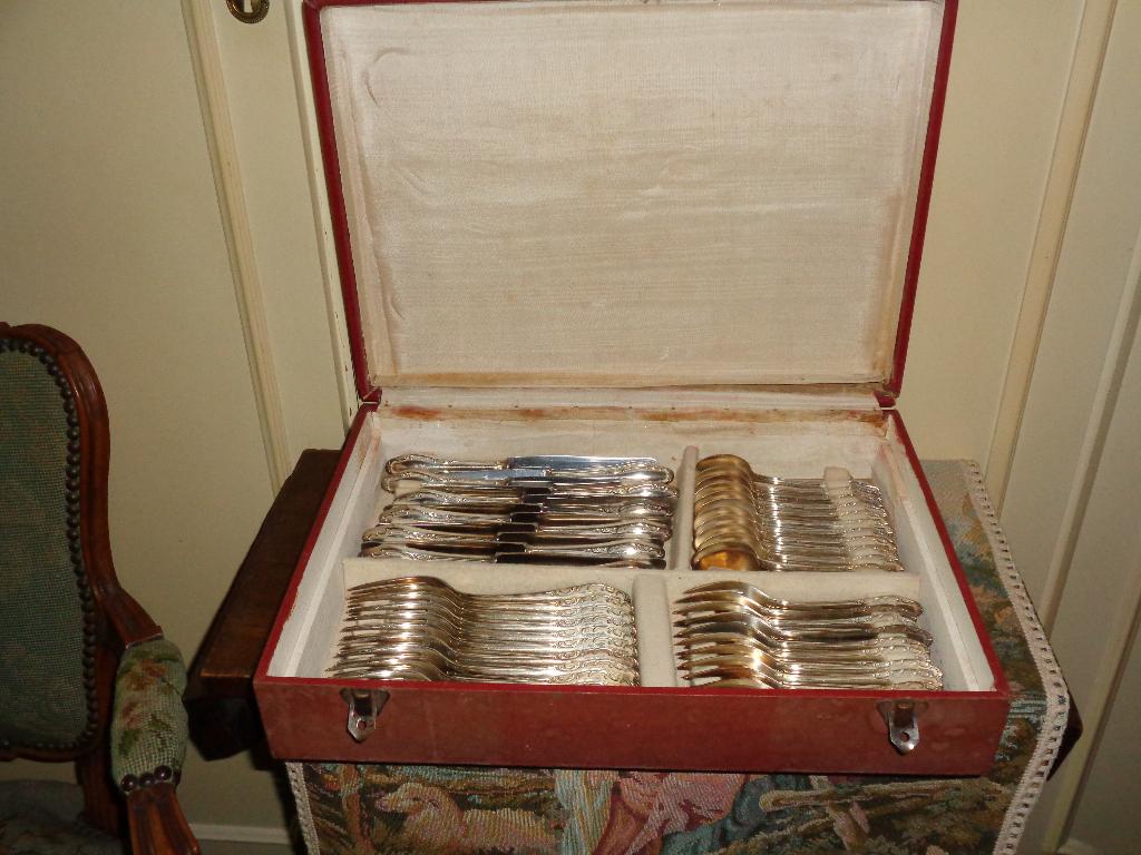 Ménagère 84 pièces couverts de table  en métal argenté, Enlèvement