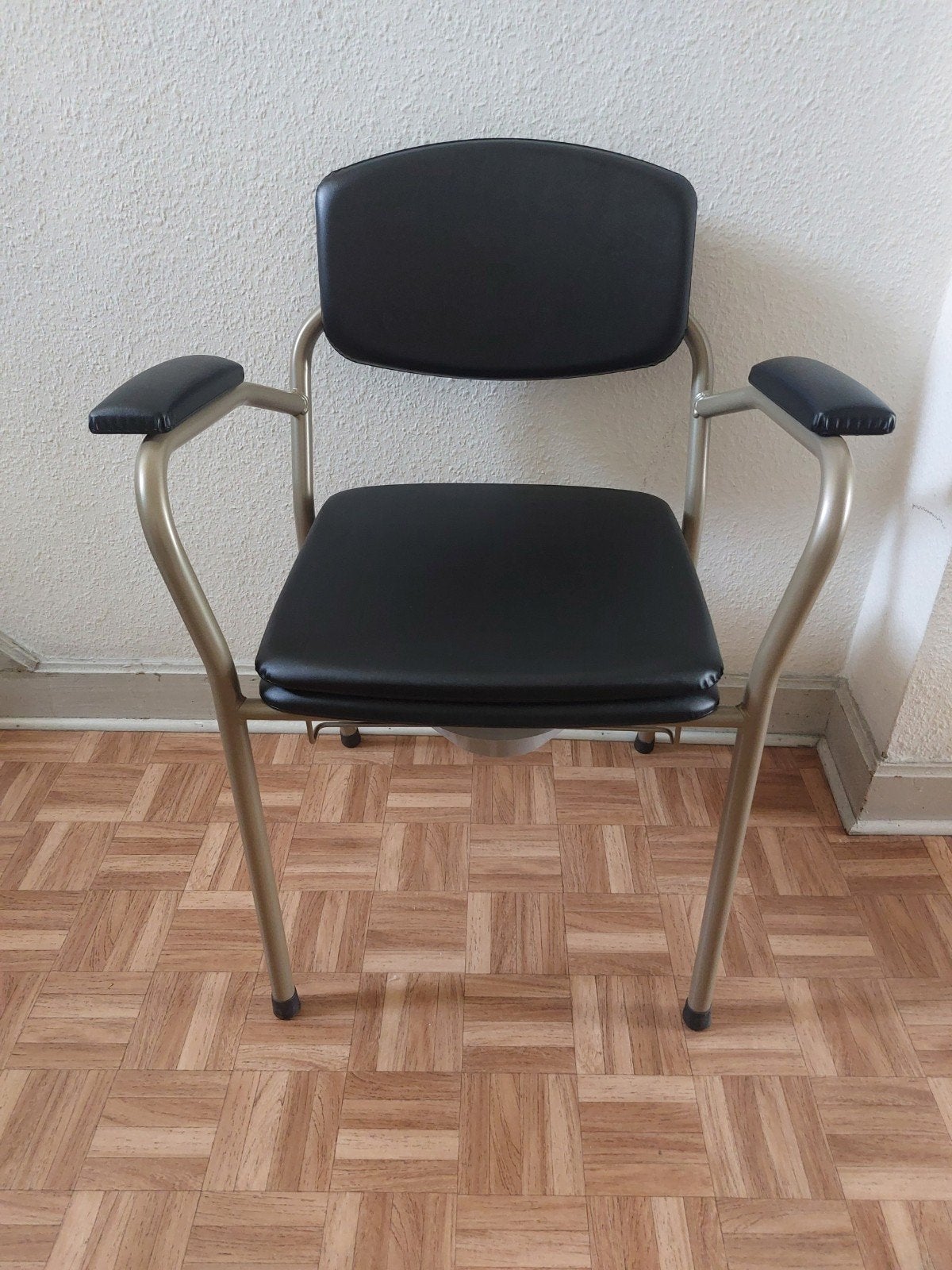 chaise percée, Enlèvement