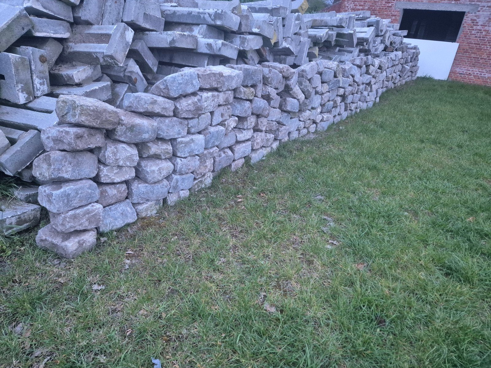 arduienen boordsteen. 200 stuks 800 euro, Ophalen