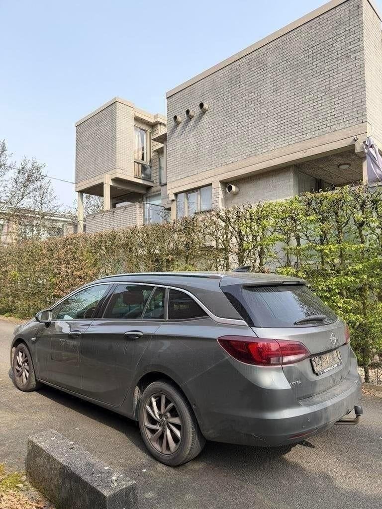 Opel Astra Sports Tourer 1.5 diesel van 2021 - LEZEN/LIRE, Auto's, Bi-Xenon koplampen, Gebruikt, Euro 6, Overige kleuren