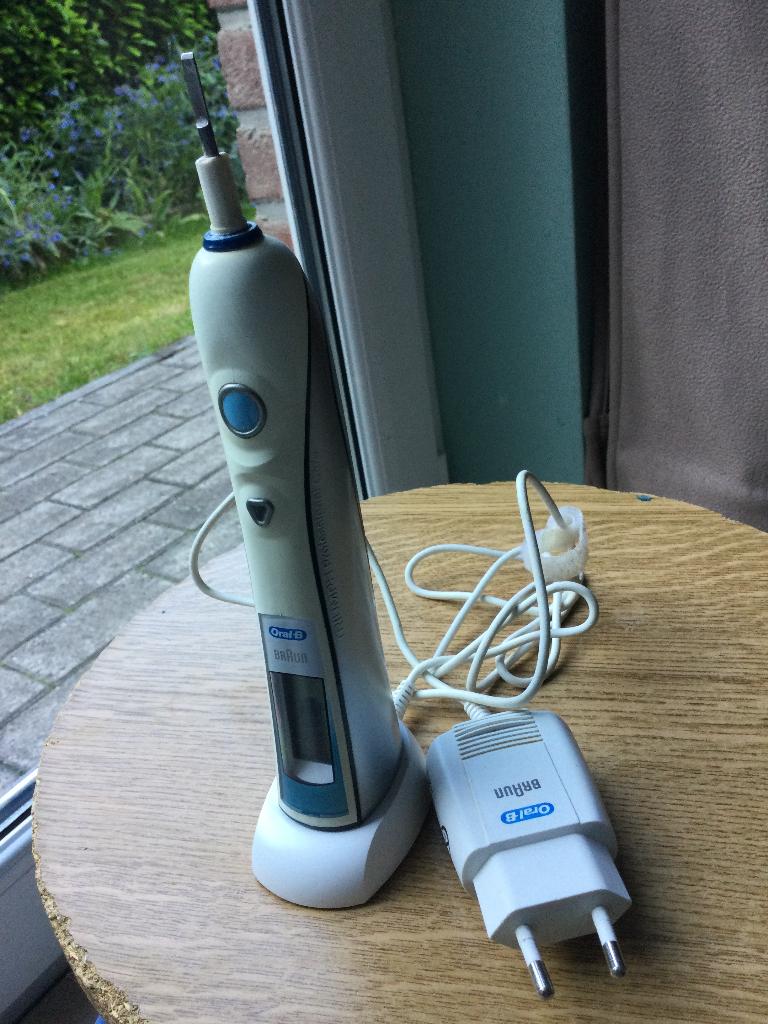 ELEKTRISCHE TANDENBORSTEL „BRAUN”, Elektronische apparatuur, Persoonlijke Verzorgingsapparatuur, Ophalen of Verzenden, Gebruikt