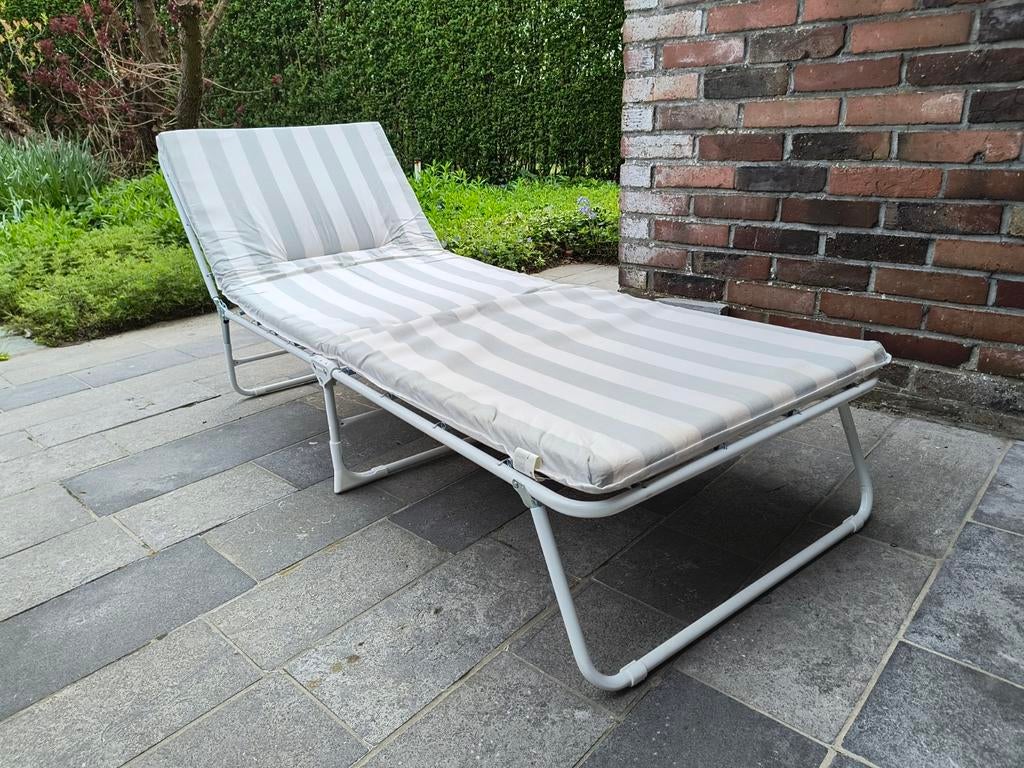 Plooibaar veldbed met matras met wit-grijze strepen, Tuin en Terras, Ophalen, Gebruikt, Overige materialen, Verstelbaar