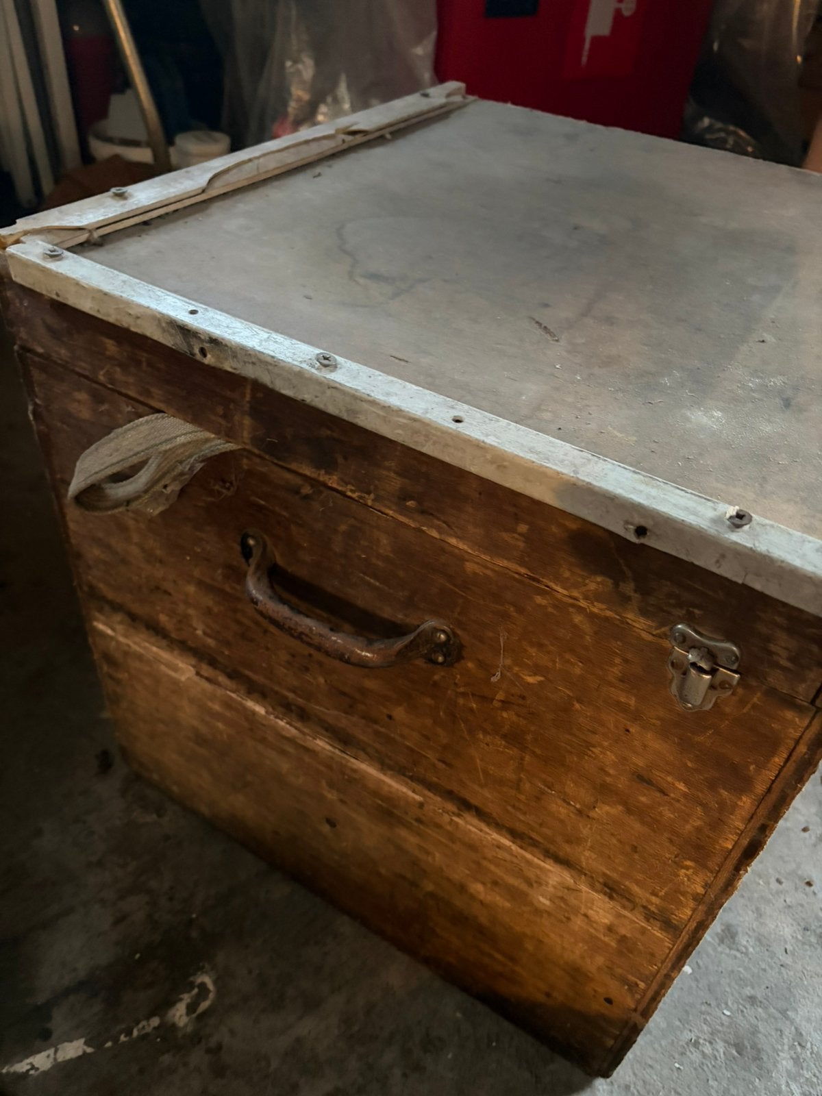Grote houten kist met inhoud (allerlei elektro), Ophalen, Gebruikt