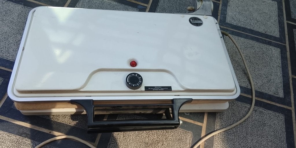 Table à repasser chauffante VITHERMO, Enlèvement ou Envoi, Comme neuf, Fer à repasser avec cordon