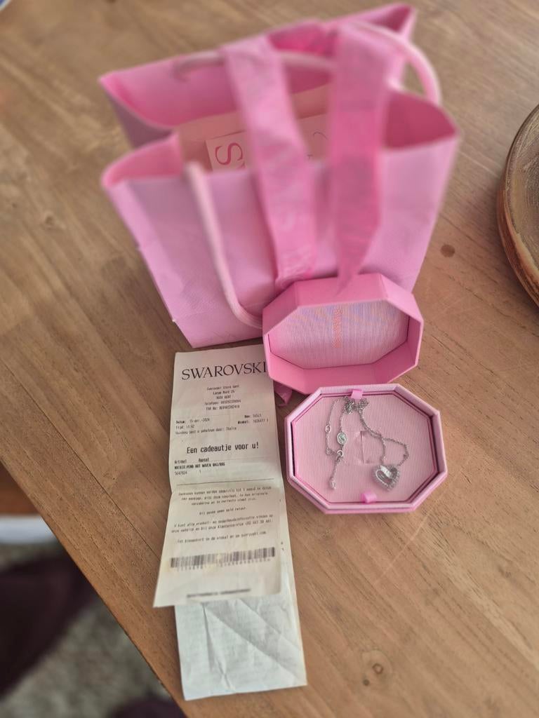 Swarovski ketting hartje, Ophalen