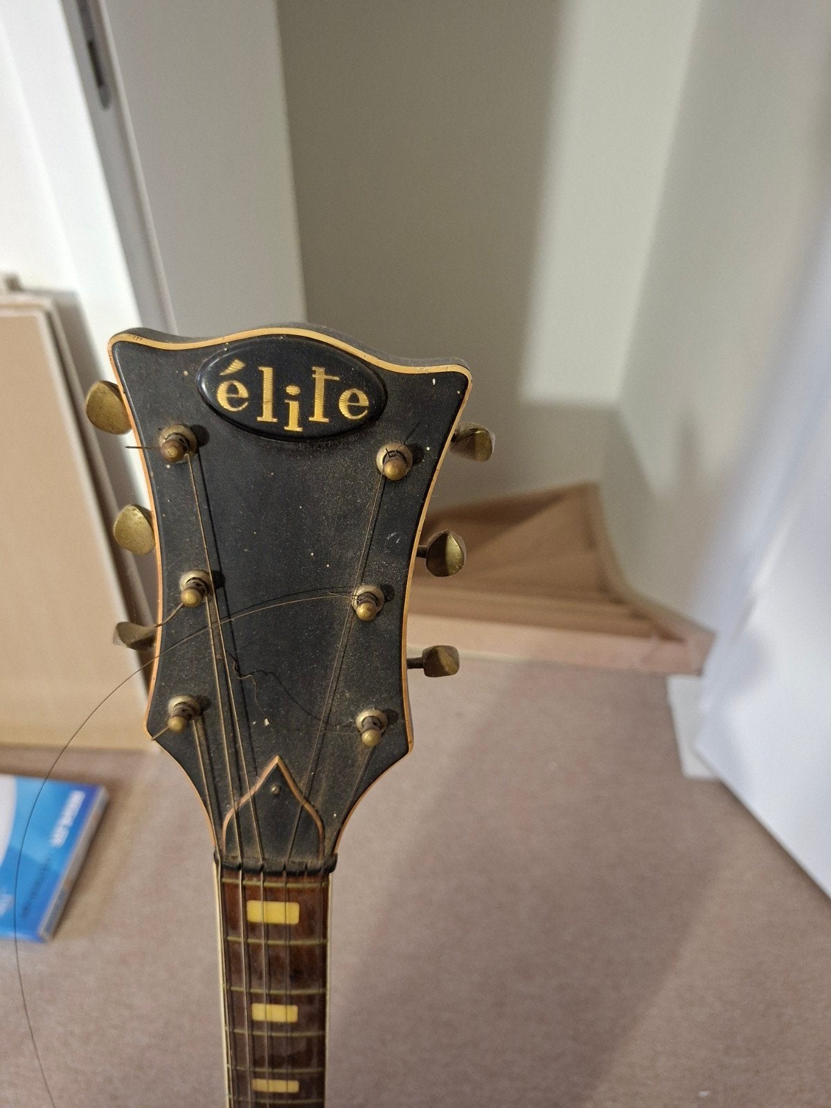 Gitaar + staander, Enlèvement