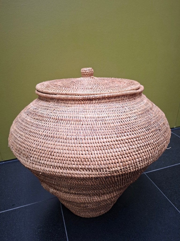 Rieten mand uit Indonesië, Ophalen, Gebruikt, Mand, Rond