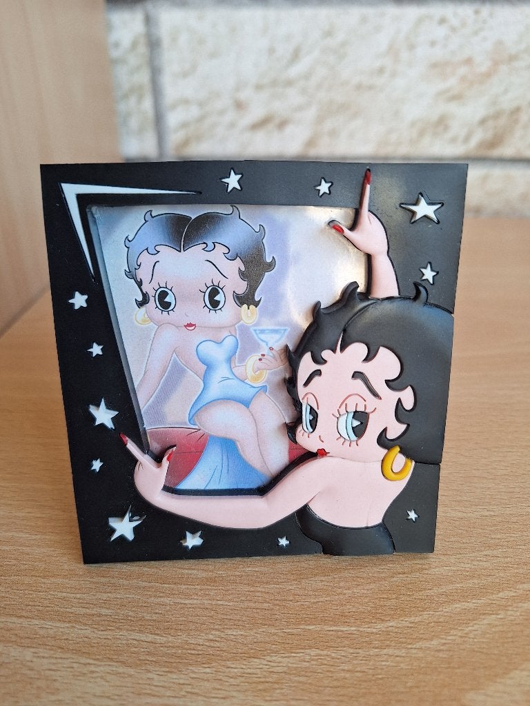 Betty Boop cadre noir signé 1996., Enlèvement ou Envoi, Neuf, Humain
