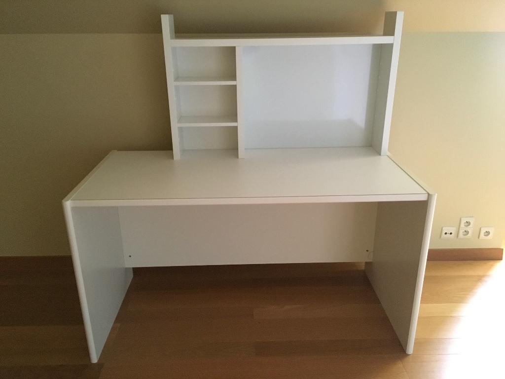 Heel stevige witte bureau, heel goede staat met magneetbord, Huis en Inrichting, Bureaus, Ophalen, Demontabel, 142 cm, Zo goed als nieuw