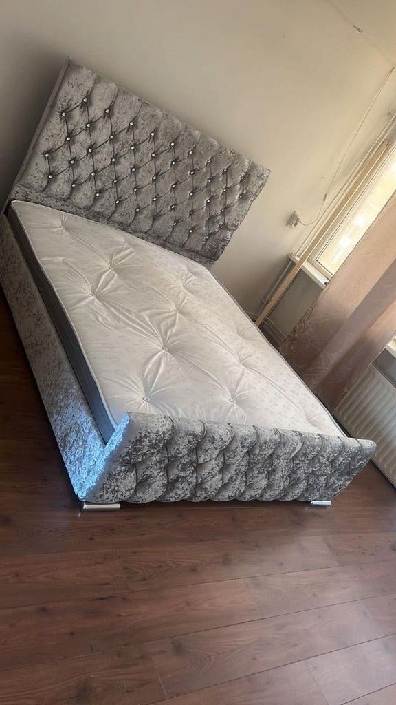 Luxe fluwelen bed – elegant design met premium comfort, Envoi, Neuf, Noir