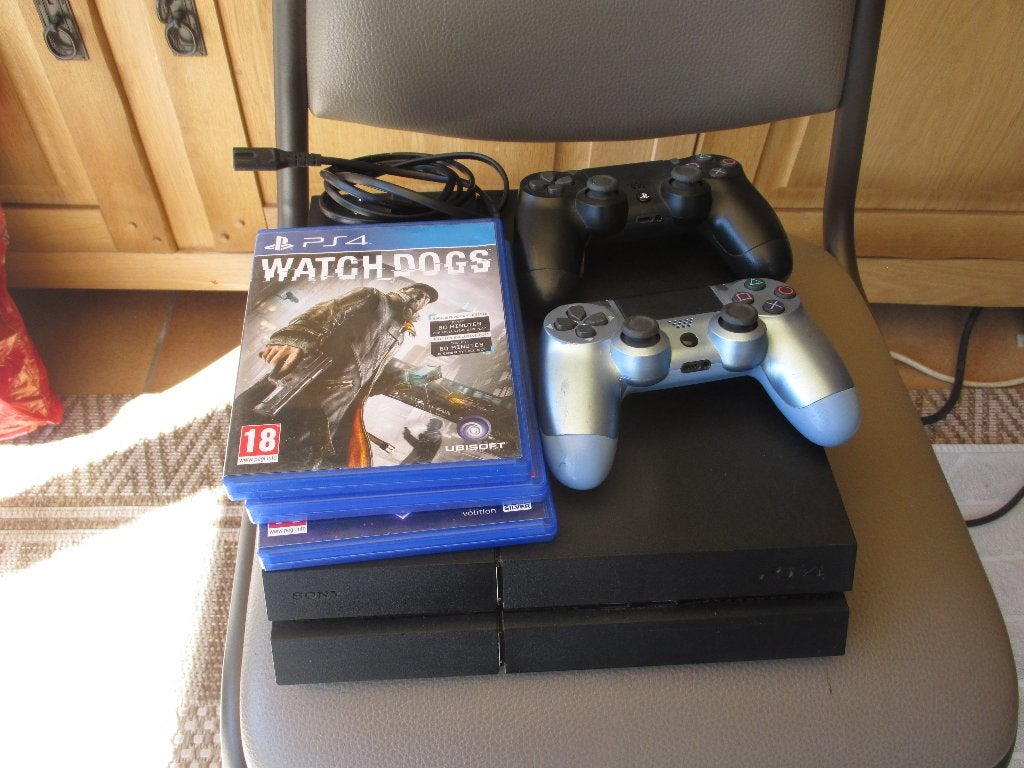 playstation 4,fat model,1tb, 4spellen,2 consoles, Ophalen, 2 spelers, Eén computer, Zo goed als nieuw