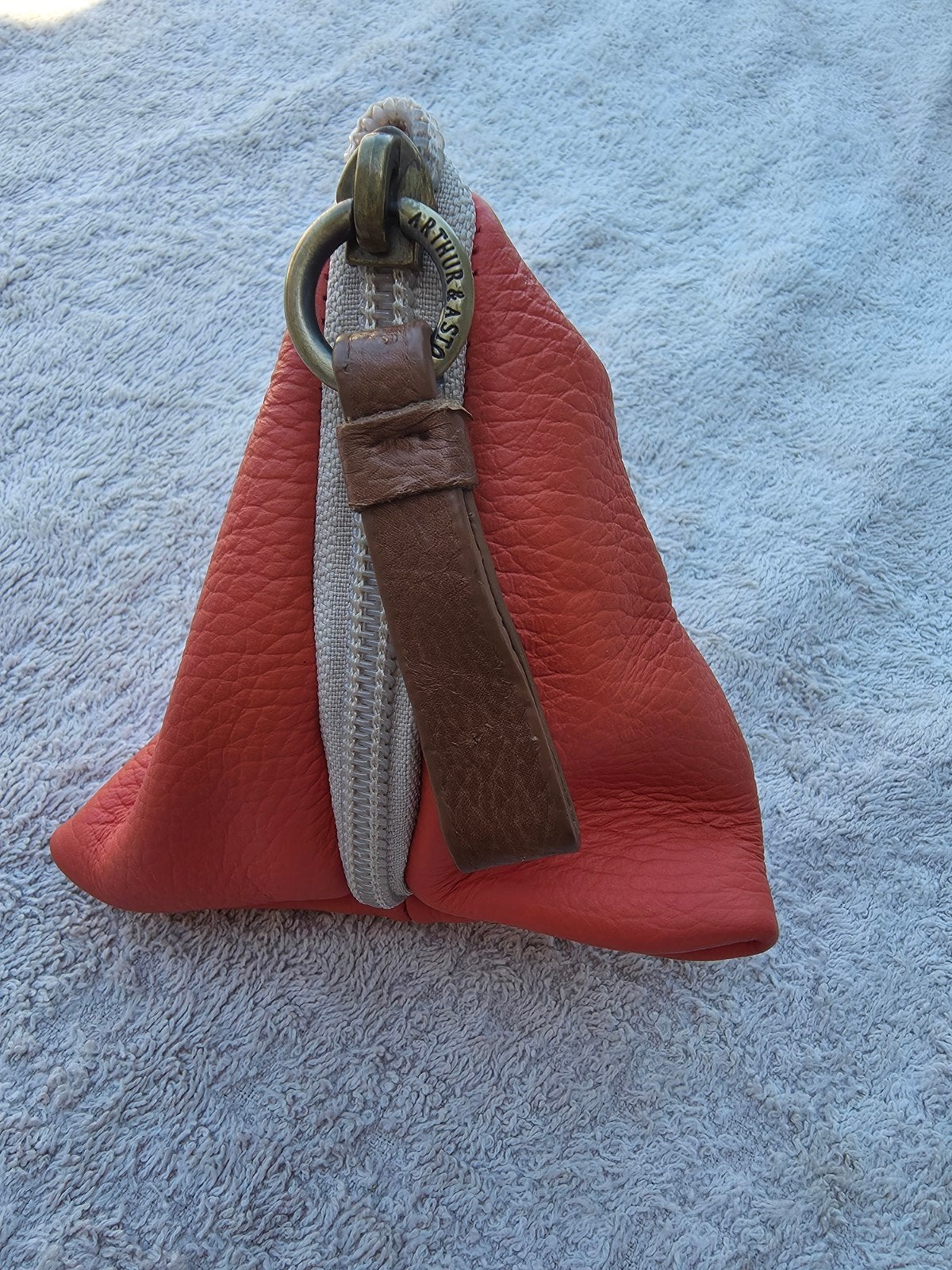 Arthur en Aston pyramidevorm, leder portemonnee, Handtassen en Accessoires, Broches, 10 cm of meer, Overige materialen, Gebruikt