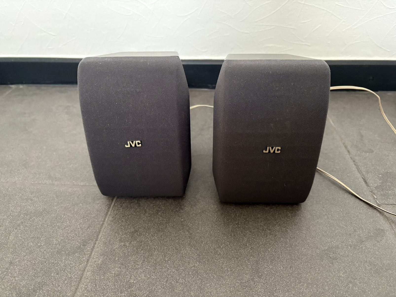 Set van 2 zwarte JVC (surround) speakers met kabel, Ophalen of Verzenden, Gebruikt, JVC