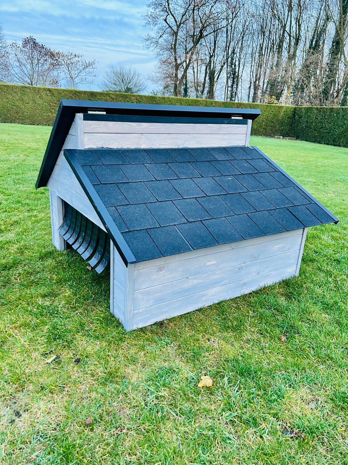 Robotmaaier huisje, Tuin en Terras, Ophalen, Zo goed als nieuw, Hout
