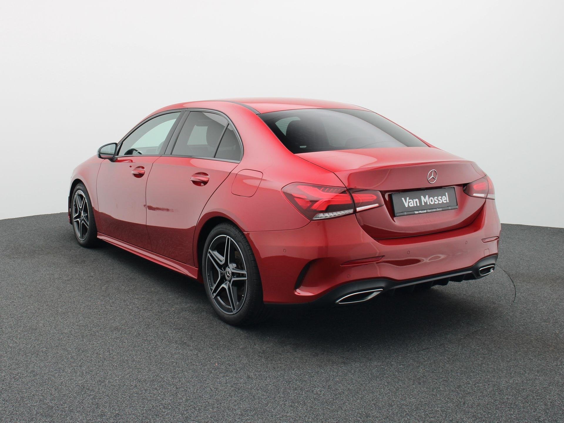 Mercedes-Benz A 180 AMG Line Sedan + NIGHTPAKKET + LED + CAM, Auto's, Mercedes-Benz, Stof, Gebruikt, 4 cilinders, 136 pk