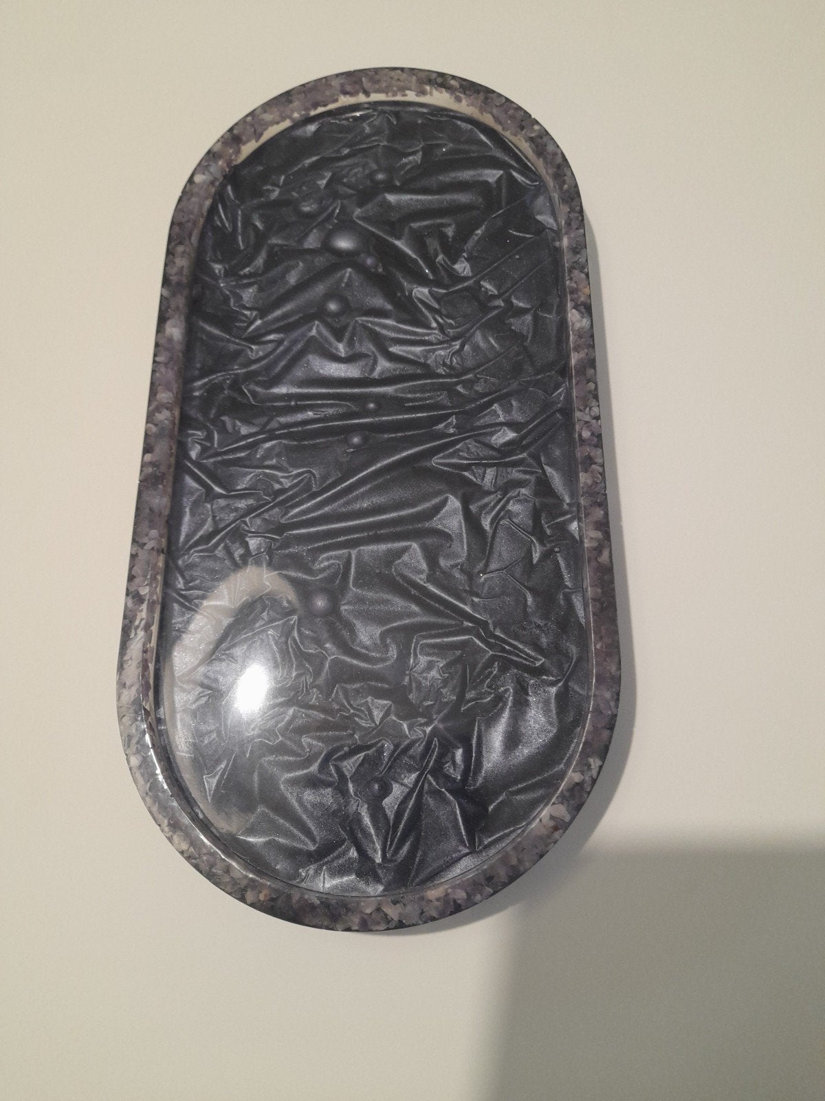 Décoration artisanale dans un plat en époxy, Maison & Meubles, Enlèvement