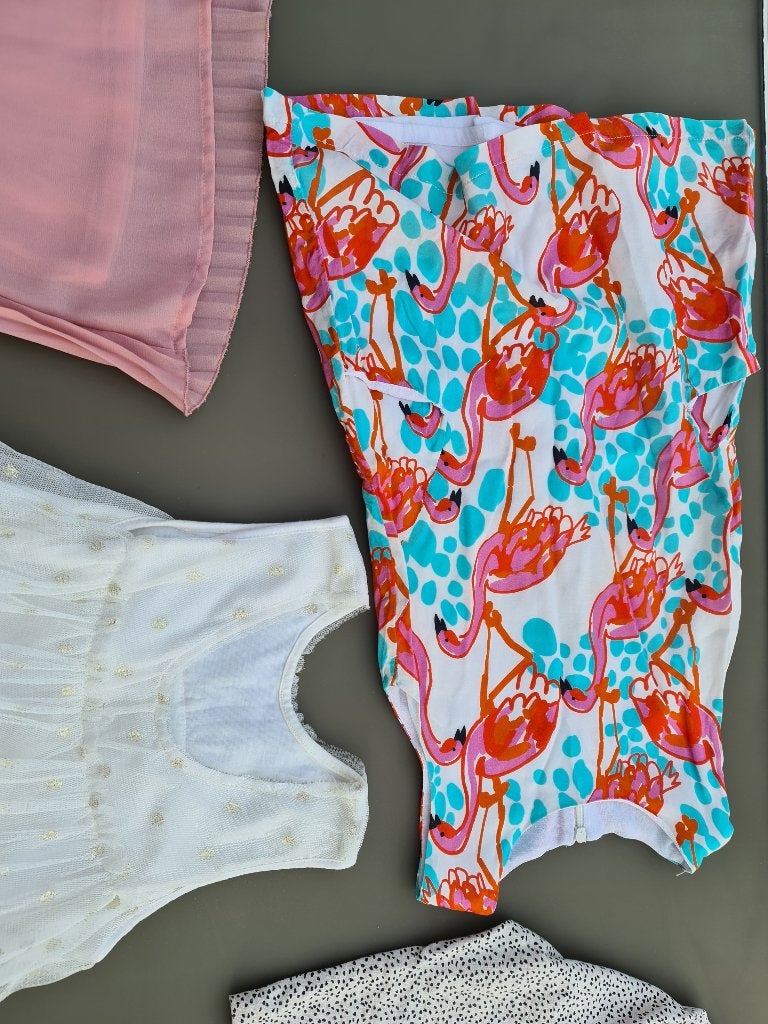 witte jurk met roze flamingo's en blauwe druppels,116, Ophalen, Zo goed als nieuw