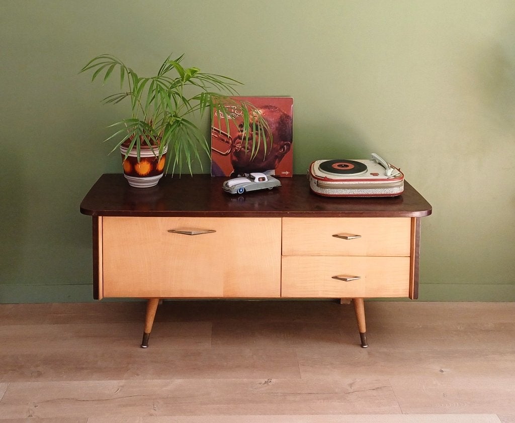 Buffet bicolore vintage avec pieds fuselés., Enlèvement, 100 à 150 cm, Vintage