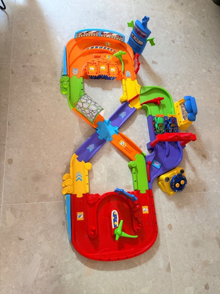 Toet Toet Auto's Mega RC Racecircuit met 2 raceauto’s, Kinderen en Baby's, Ophalen, Zo goed als nieuw, 6 maanden tot 2 jaar