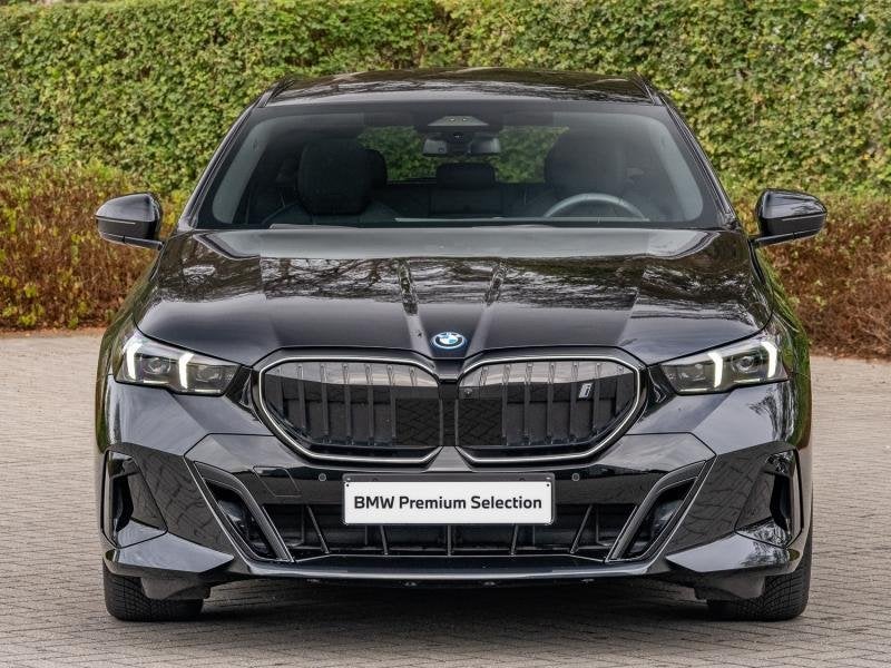 BMW i5 eDrive40 Touring/M-Sport Pro/Pano/Harman, Auto's, Automaat, Parkeerassistent, 340 pk, Zwart