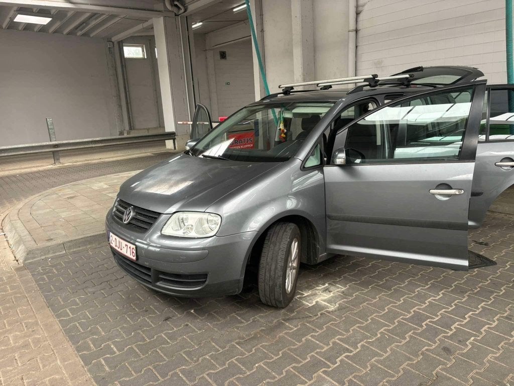 Vw touran 1.6fsi benzine 7plaats, Auto's, Voorwielaandrijving, 75 kW, Zwart, 7 zetels
