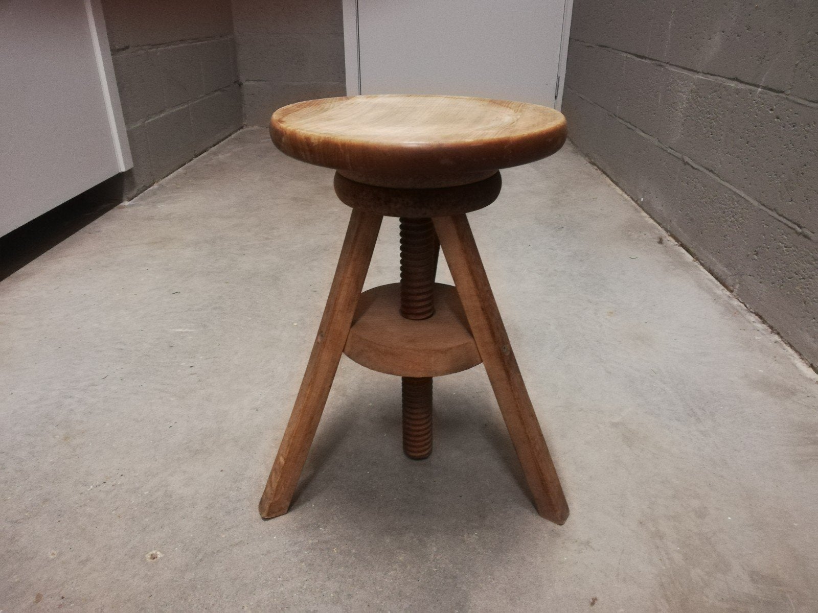 vintage houten schroefkruk, Ophalen