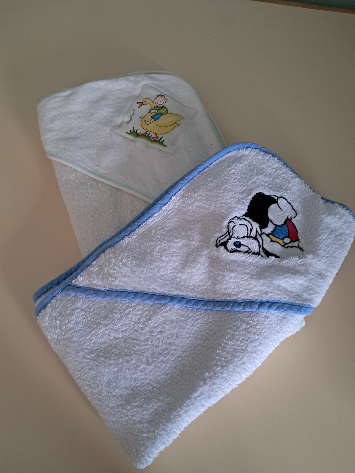 2 badcapes samen 3 €, Enfants & Bébés, Vêtements de bébé | Bonnets, Écharpes & Moufles, Enlèvement ou Envoi, Utilisé