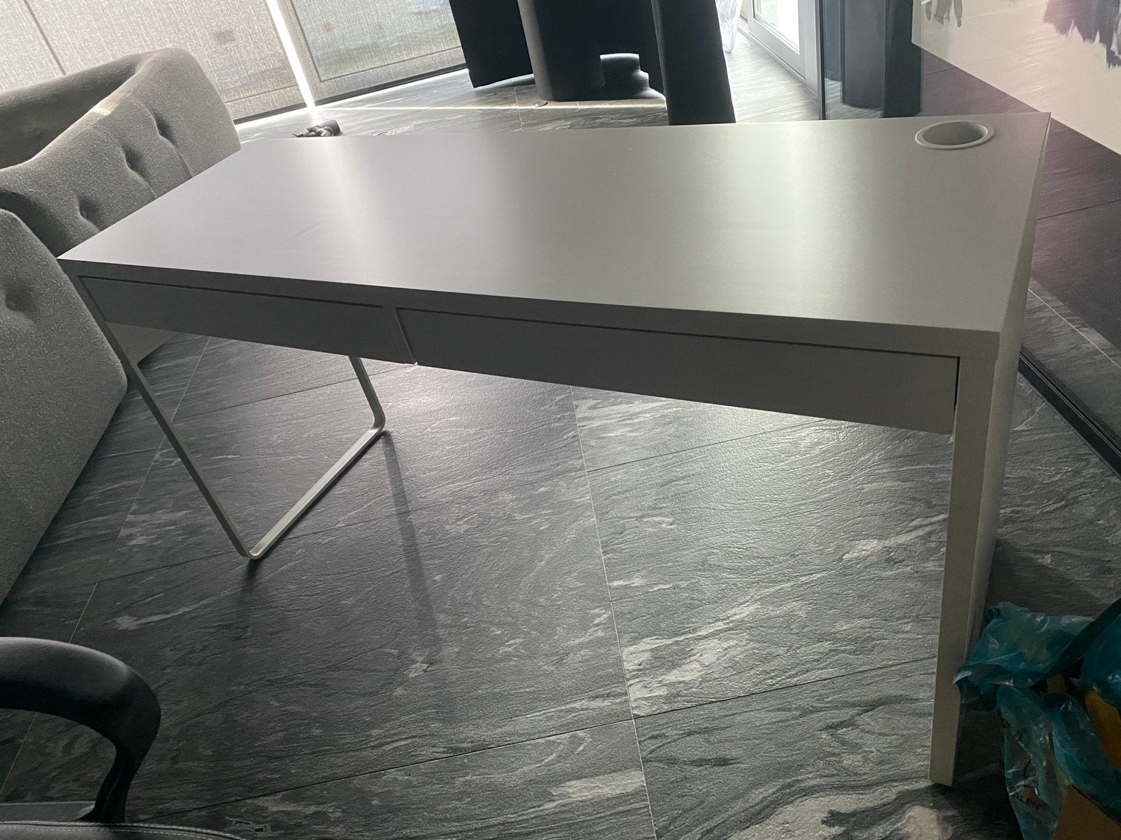 Ikea bureau, Elektronische apparatuur, Ophalen, Zo goed als nieuw