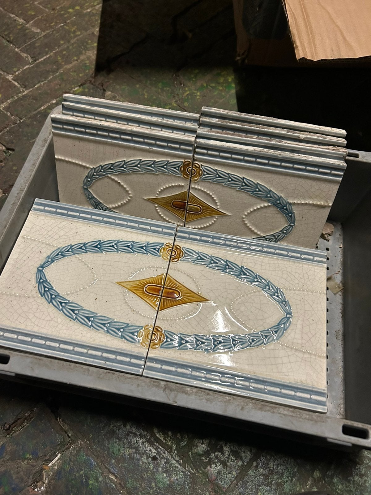 Kleine hoeveelheid wandtegeltjes porselein, Ophalen