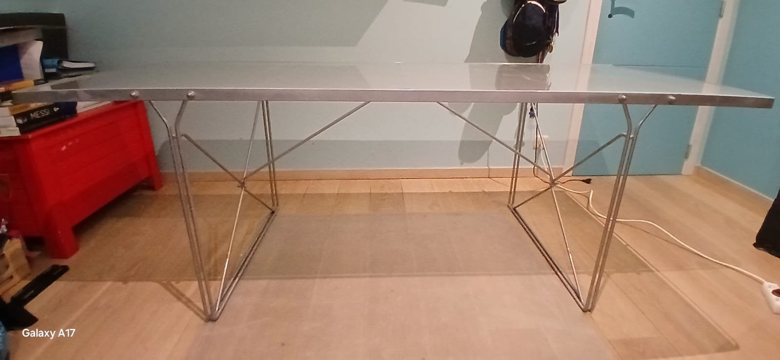 Bureau met glazen blad, Huis en Inrichting, Bureaus, Ophalen, 180 cm, Zo goed als nieuw, Grijs