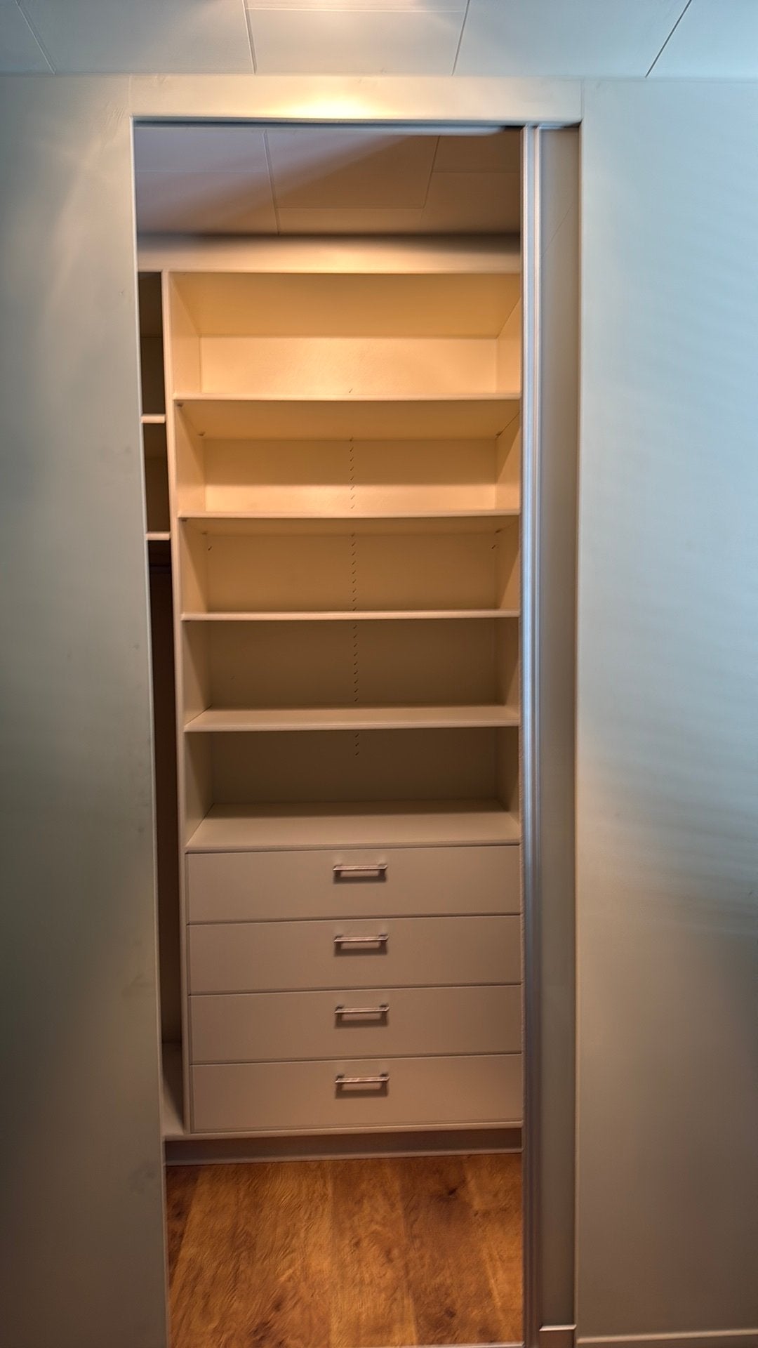 Garde-robe de plain-pied, Enlèvement, Comme neuf